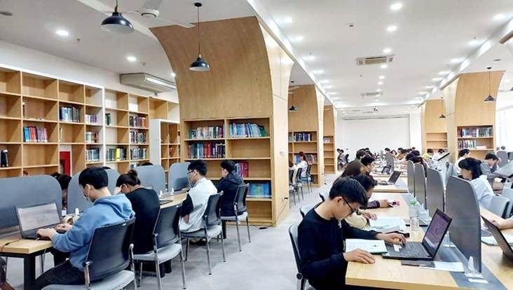 Sinh viên dùng Macbook trong thư viện
