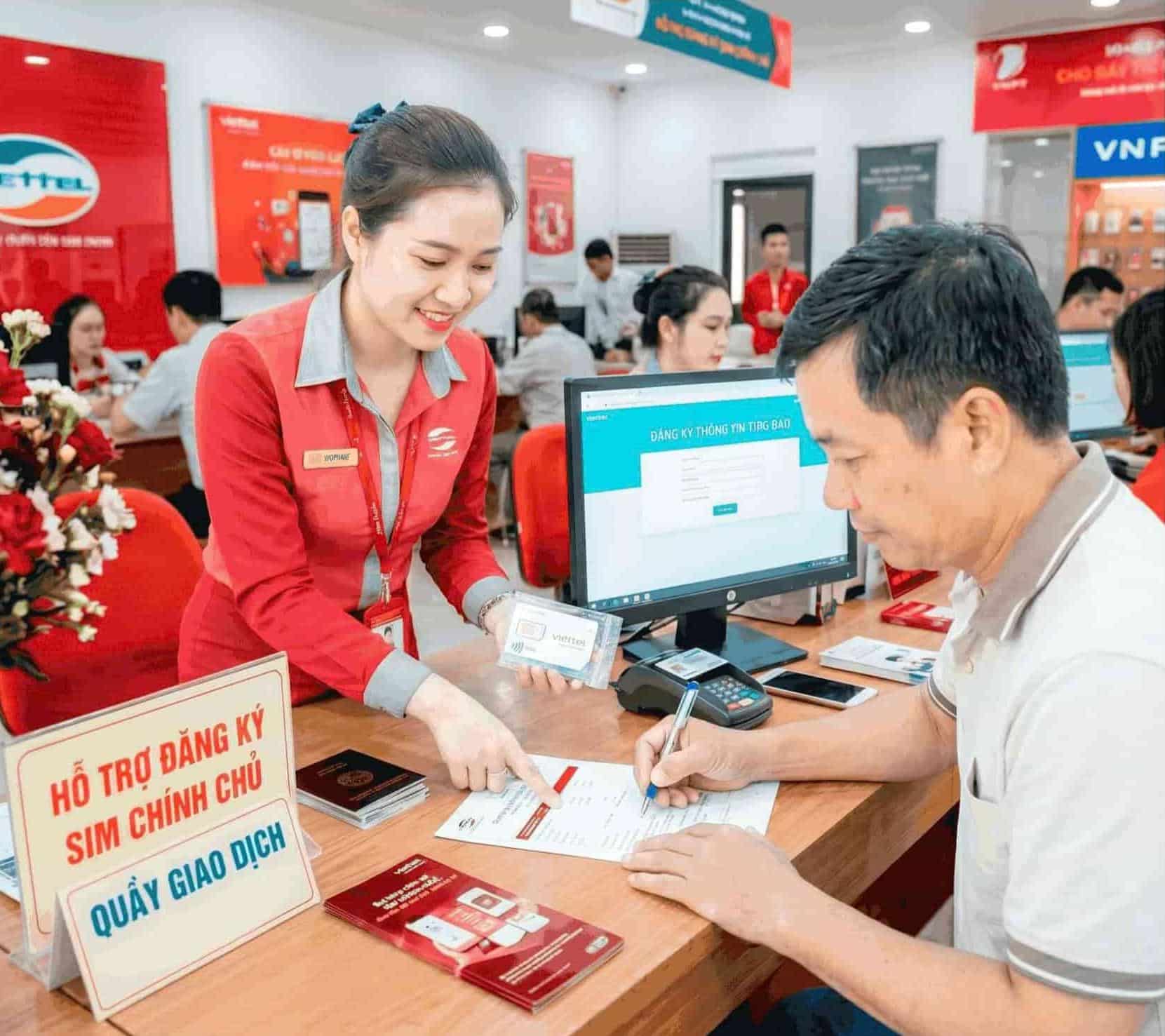 Hình ảnh nhân viên đang hỗ trợ khách hàng đăng ký sim chính chủ